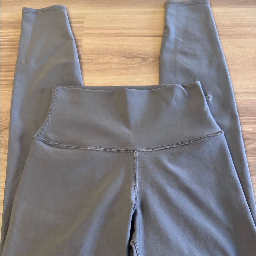 Alo Yoga 7/8 High-Waist Airlift Legging - Light Gray - Picture 5 of 6